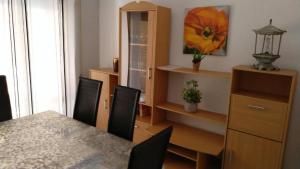 jadalnia ze stołem, krzesłami i szafką w obiekcie El Campello w mieście El Campello