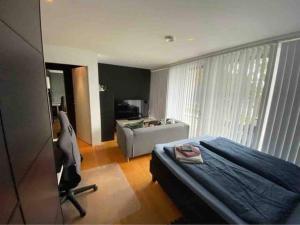 Giường trong phòng chung tại Nydelig villa ved sjøen med oppvarmet basseng