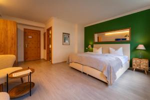 Postel nebo postele na pokoji v ubytování Hotel Europa Suites St Moritz
