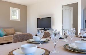 Μια τηλεόραση ή/και κέντρο ψυχαγωγίας στο Gorgeous Apartment In Le Luc With Wifi