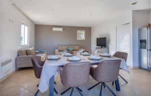 Χώρος καθιστικού στο Gorgeous Apartment In Le Luc With Wifi