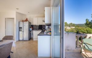 Η κουζίνα ή μικρή κουζίνα στο Gorgeous Apartment In Le Luc With Wifi