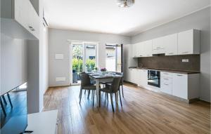 ครัวหรือมุมครัวของ Amazing Apartment In Casalvelino
