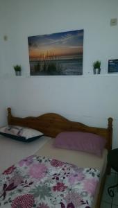 una camera da letto con un letto con testiera in legno di Ferienwohnung Chemnitz Kaßberg II a Chemnitz