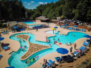 una vista panoramica su una piscina in un parco acquatico di Mountain Loft Resort - Lake Lure, NC a Lake Lure