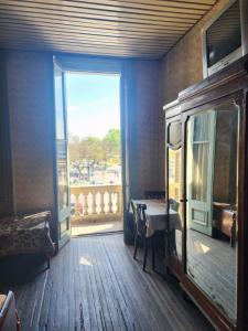 um quarto com uma mesa e uma janela em Hotel Pueyrredón em Buenos Aires