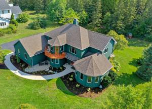 una vista aerea di una casa con un tetto di Cherry Hill - Minutes to Downtown! Hot Tub, Spacious Yard & Dogs OK! a Sister Bay