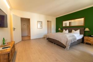 Postel nebo postele na pokoji v ubytování Hotel Europa Suites St Moritz