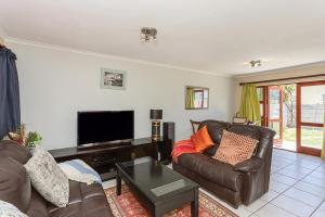 Μια τηλεόραση ή/και κέντρο ψυχαγωγίας στο Secured 3-Bedroom Townhouse