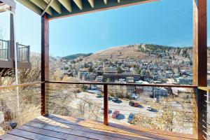 ein Balkon mit Blick auf die Stadt in der Unterkunft Ontario Haven in Park City