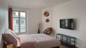 TV a/nebo společenská místnost v ubytování Maison spacieuse à 35' Paris - 20' Versailles