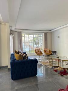 Khu vực ghế ngồi tại Messe Luxe 4-bed Apartment CBD