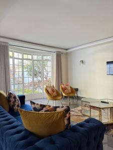 Khu vực ghế ngồi tại Messe Luxe 4-bed Apartment CBD