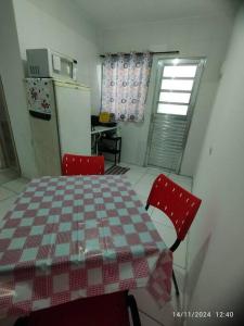 a kitchen with a table and two chairs and a kitchen with a window at Apartamento 6 no Tremembé quarto cozinha banheiro in Sao Paulo