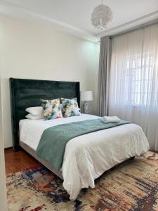 Giường trong phòng chung tại Messe Luxe 4-bed Apartment CBD