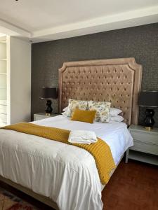 Giường trong phòng chung tại Messe Luxe 4-bed Apartment CBD +7 ảnh