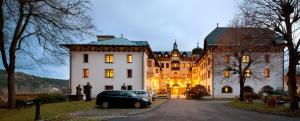 ein großes Schloss mit einem davor geparkt in der Unterkunft Chateau Monty Spa Resort in Marienbad
