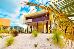 una casa sulla spiaggia con piante nella sabbia di Bohemi Design Villa's a Dorp Sint Michiel