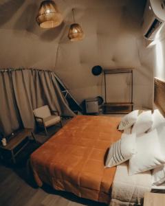 Ένα ή περισσότερα κρεβάτια σε δωμάτιο στο Desert Camp +14 φωτογραφίες