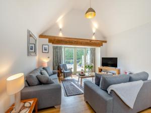 Long HoughtonにあるThe Barn - Uk36460のソファ2つとテレビのあるリビングルーム