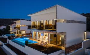Bazén v ubytovaní Villa Ramarin 1 with heated pool, jacuzzi and sauna by the sea in Rogoznica alebo v jeho blízkosti