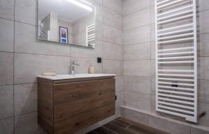 Koupelna v ubytování Studio Neuf, Cosy & Moderne Vieil Alpe - 100m des remontées mécaniques Alpe express + 18 fotografií