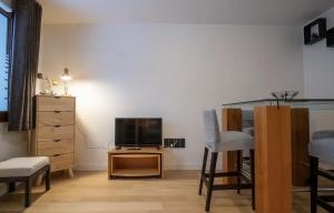 TV a/nebo společenská místnost v ubytování Studio Neuf, Cosy & Moderne Vieil Alpe - 100m des remontées mécaniques Alpe express