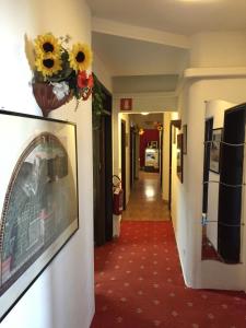 a hallway with a vase of flowers on a wall at Hotel Aline in Florence