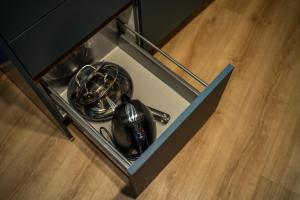eine Glaskiste mit Geschirr und einem Löffel in der Unterkunft LLR Design Apartment - Satin Mood im Zentrum von Koblenz in Koblenz
