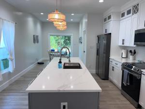 Η κουζίνα ή μικρή κουζίνα στο Beachy cottage near Sports Complex OWA beaches shopping restaurants mini golf Central to all the fun Foley has to offer