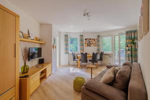 TV a/nebo společenská místnost v ubytování BÄCHLE im Wanderparadies Balkon mit Blick auf den Bach Sauna im Haus Tiefgarage E-Ladestation