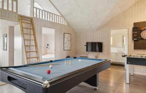 O masă de biliard de la Amazing Home In Stege With Sauna