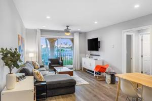 サンディエゴにある2 bed 2 bath penthouse condo with AC and Ocean Viewsのソファとテーブルのあるリビングルーム