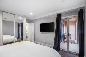 サンディエゴにある2 bed 2 bath penthouse condo with AC and Ocean Viewsのベッドルーム(ベッド1台、薄型テレビ付) +12枚の写真