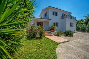 Κήπος έξω από το Villa Evilia by Villa Plus