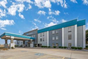 een groot wit gebouw met een blauw dak bij Best Western Heartland Inn in Mattoon