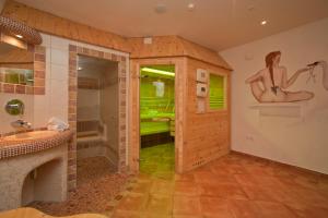 ein Bad mit einer Dusche und einem Waschbecken in der Unterkunft Bio-Bauernhof-Hotel Matlschweiger in Lassing