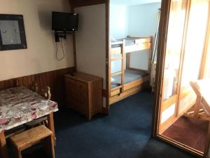 a bedroom with a bunk bed and a mirror at Résidence Eskival - ESKIVAL APPARTEMENT 35M² 4 PERS CENTRE STATION ACCES DIRECT SUR LES PISTES MAE-7608 in Val Thorens