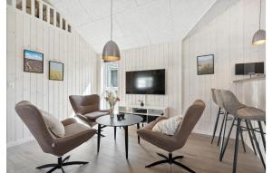 Μια τηλεόραση ή/και κέντρο ψυχαγωγίας στο Amazing Home In Rømø With Sauna