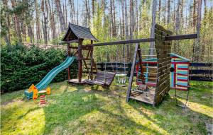 ein Spielplatz mit Rutsche und Schaukel in der Unterkunft Gorgeous Apartment In Debina With Wifi in Debina