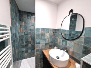 un baño con lavabo y espejo en La Verrerie, en Arles