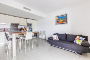 Kuchnia lub aneks kuchenny w obiekcie T2 d'exception 100m plage terrasse vue mer et montagnes