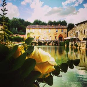 Výhled na řeku, která protéká v blízkosti bed and breakfast
