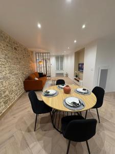 a living room with a table and chairs at Chez Sof&Jé in Brie-Comte-Robert +6 photos