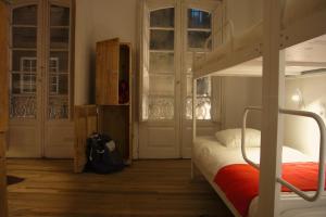 1 dormitorio con litera y 2 puertas en Slow City Hostel Pontevedra, en Pontevedra