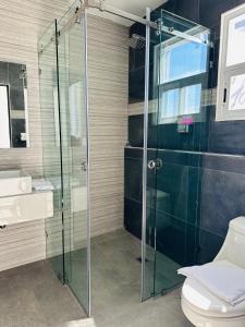 a bathroom with a glass shower and a toilet at Hotel y Centro de Negocios YOEL in Atlacomulco de Fabela +24 photos