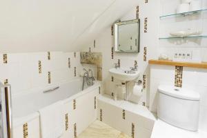 a bathroom with a toilet and a sink at Jack's Place - Central 2 bedroom apartment in Bath +12 photos