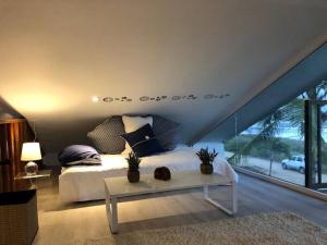 una camera da letto con un letto bianco e un tavolo di #01 - Amazing Beachfront Bungalow!!!! a Playa Hermosa