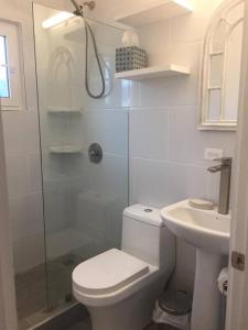 un bagno con doccia, WC e lavandino di #01 - Amazing Beachfront Bungalow!!!! a Playa Hermosa
