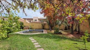 ein Hinterhof mit einem Pool inmitten des Gartens in der Unterkunft Casa Calandria in Federación